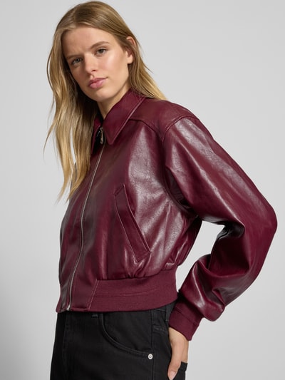 Calvin Klein Jeans Cropped Jacke in Leder-Optik Bordeaux 3