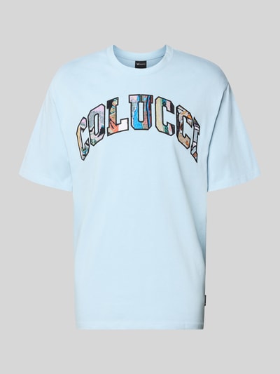 Produktfoto, hellblaues Herren T-Shirt mit COLUCCI-Schriftzug, Reine Baumwolle, Gerader-Schnitt, Rundhalsausschnitt, 1/2-Arm, Rückenlänge bei Größe M 72 cm