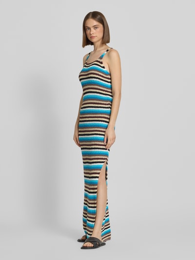 Frauenmodel trägt Strickkleid im Allover-Look Modell 'CAJSA' von Topshop, farbige Streifen, gerader Schnitt, Maxikleid, Ganzkörperansicht von vorne.