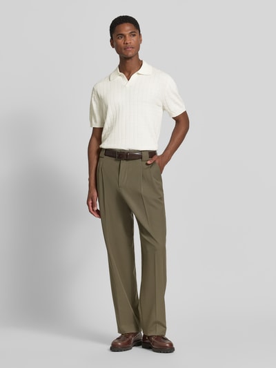 Męski model nosi Regular Fit Poloshirt mit Strukturmuster von Christian Berg Men, czysta bawełna, kolor kremowy, widok z przodu pełnej sylwetki.
