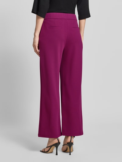 Frauenmodel trägt Stoffhose mit französischen Eingrifftaschen von Zero, kräftiges Pink, Material-Mix mit Stretch-Anteil, Ganzkörperansicht Rückansicht.