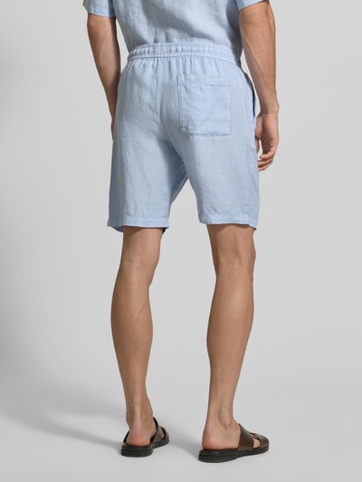 Männermodel trägt Shorts mit elastischem Bund und Gesäßtasche von MCNEAL in Hellblau aus Reine Baumwolle, Regular-Fit, Ganzkörperansicht Rückansicht. Bundweite bei Größe M 45 cm, Innenbeinlänge 24 cm.