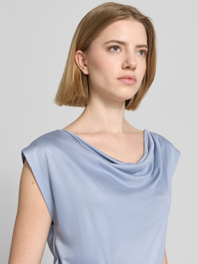 Frauenmodel trägt Relaxed Fit T-Shirt aus reiner Viskose von s.Oliver BLACK LABEL, Optik: Unifarben, Wasserfall-Ausschnitt, Nahaufnahme Oberkörper.