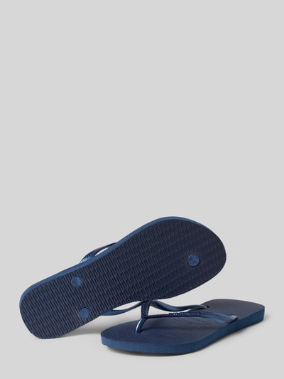 Produktfoto, 'Zehentrenner in schmaler Passform mit Label-Detail' od Havaianas, damskie, krój slim fit, detal z logo, kolor metaliczny, wysokość obcasa 1 cm w rozmiarze 39/40