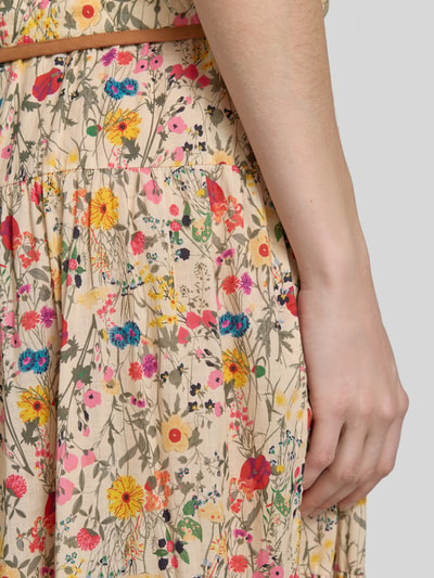 Frauenmodel trägt Maxirock im Allover-Look Modell 'Sunset' von LOLLYS LAUNDRY aus reiner Baumwolle mit elastischem Bund, Detailaufnahme.