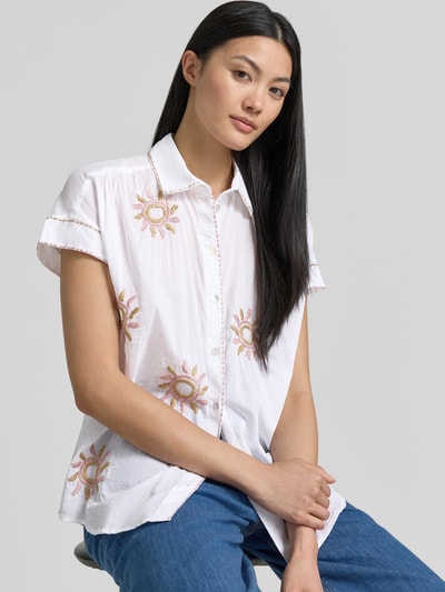 Frauenmodel trägt Regular Fit Bluse im Allover-Look mit Stitchings von Christian Berg Woman aus Reine Baumwolle, Nahaufnahme Oberkörper.