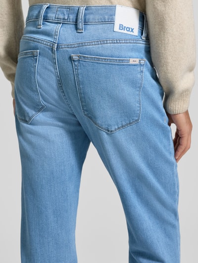 Männermodel trägt Jeans mit Eingrifftaschen Modell 'Clint' von Brax aus blauem Baumwoll-Mix mit Stretch-Anteil, Regular-Fit, Detailaufnahme Rückansicht. Bundweite 44 cm, Innenbeinlänge 75 cm bei Größe 32/32.
