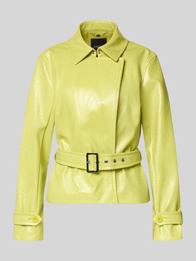 Produktfoto, Jacke mit Gürtel und Ärmelriegeln von Marc Cain in Gelb, Regular-Fit, Hakenverschluss, strukturierte Oberfläche, Rückenlänge 58 cm, Schulterbreite 40 cm, Brustweite 48 cm, Ärmellänge 61 cm, Größe 36
