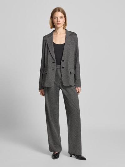 Frauenmodel trägt Hose im Allover-Look mit Falten von Emporio Armani, regular Fit, graues Muster, Baumwoll-Mix, Ganzkörperansicht von vorne.