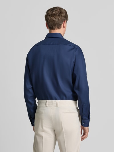 Männermodel trägt Slim Fit Business-Hemd mit kentkraag van Christian Berg Men aus puur katoen, met lange mouwen, ruglengte 83 cm, schouderbreedte 45 cm, mouwlengte 71 cm, donkerblauw, gladde textuur, Ganzkörperansicht Rückansicht.
