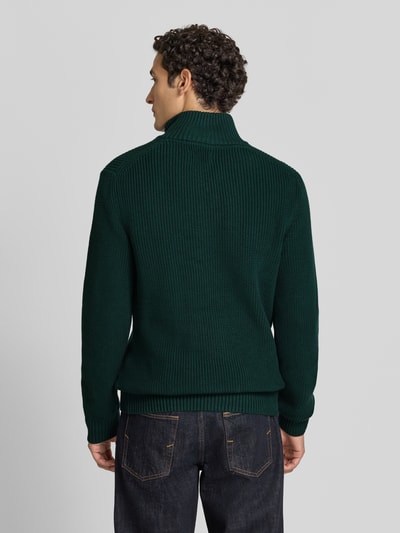 Männermodel trägt Slim Fit Strickpullover aus reiner Baumwolle mit Troyer-Kragen von MCNEAL, grüne Farbe, Rückenansicht, Ganzkörperansicht Rückansicht, Herren Strickpullover, gerippte Abschlüsse, langärmliges Design, Rückenlänge 72 cm, Ärmellänge 74 cm