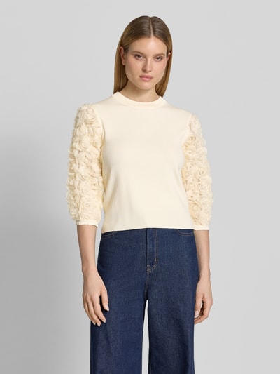 Modelka kobieca nosi Strickshirt aus Viskose-Mix mit floralen Applikationen od Zero, kremowy kolor, krój slim fit, okrągły dekolt, długość tyłu 48 cm, długość rękawa 43 cm, całkowity widok z przodu