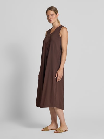 Frauenmodel trägt Midikleid mit V-Ausschnitt und Eingrifftaschen von MORE, braun, A-Linie, Baumwoll-Mix mit Stretch, Ganzkörperansicht von vorne.