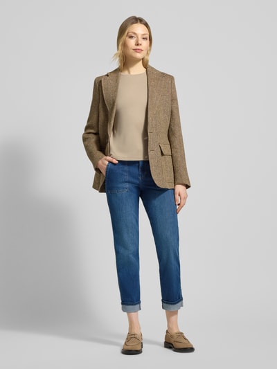Vrouwenmodel draagt Jeans in verkorte pasvorm met omslag Model 'Darlene Urban' van Angels, katoenmix met stretch, steekzakken, volledige lichaamsweergave van voren.