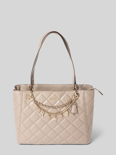 Produktfoto, beżowa pikowana Umhängetasche mit Ketten-Detail Modell 'LIBBY NOEL TOTE' von Guess, złote detale, szerokość w rozmiarze 34 cm, długość 26 cm, głębokość 11 cm, długość paska 58 cm, damska