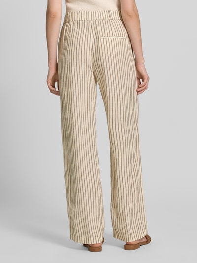 Frauenmodel trägt Wide Leg Leinenhose mit Tunnelzug von Marc O'Polo, Optik:Allover-Muster, gestreift, Passform: Wide-Leg-Pants, Paspeltasche, Material: Leinen, Ganzkörperansicht Rückansicht.