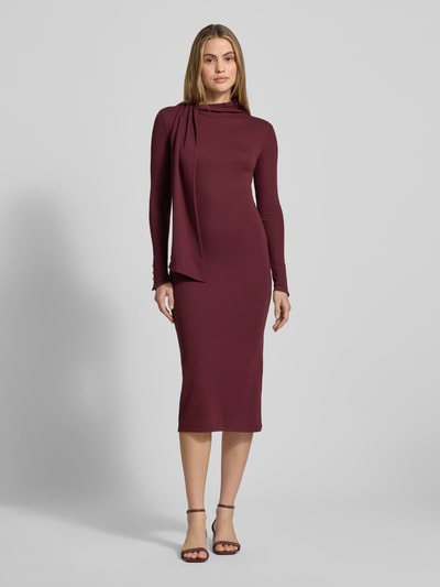 Frauenmodel trägt Midikleid mit Stehkragen Modell 'STANCIO' von Lauren Ralph Lauren in Bordeaux, figurbetont, Ganzkörperansicht von vorne. Baumwoll-Mix mit Modal-Anteil, feine Struktur, lange Ärmel.