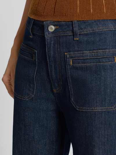 Frauenmodel trägt dunkelblaue Wide & Loose Fit Jeans aus Baumwoll-Mix Modell 'Winona' von Jake*s Casual, Nahaufnahme Hüfte.