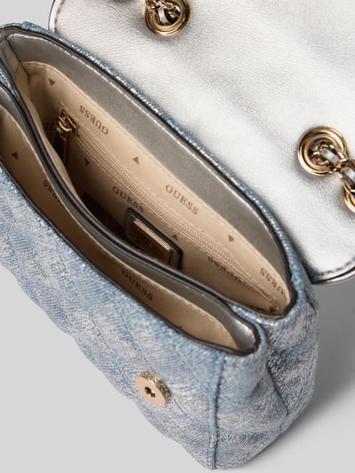 Produktfoto, Shoulder Bag mit Logo-Applikation Modell 'Giully' von Guess, efekt pikowania, główna przegroda z klapką, uchwyt, pasek na ramię z efektem łańcuszka, zapięcie na magnes, kieszeń zapinana na zamek błyskawiczny wewnątrz, szerokość w rozmiarze 1: 17 cm, długość w rozmiarze 1: 14 cm, głębokość w rozmiarze 1: 6 cm, długość paska na ramię w rozmiarze 1: 120 cm