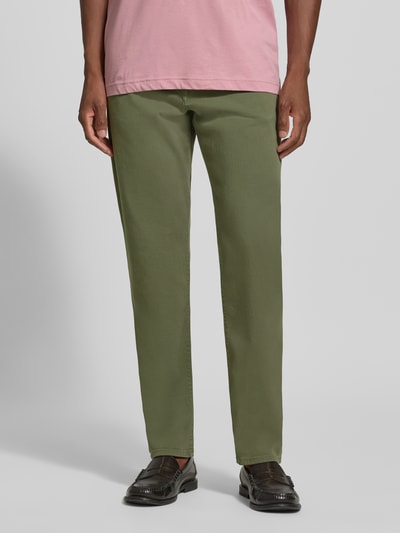 Männermodel trägt Straight Fit Jeans aus elastischem Baumwoll-Mix von Paul Smith in Olivgrün, glatte Textur, 5-Pocket-Design, Ganzkörperansicht von vorne. Kontext: Herren Jeans von Paul Smith, elastischer Baumwoll-Mix, Straight Fit, 5-Pocket-Design, Gürtelschlaufen, Knopf- und Reißverschluss, Bundweite bei Größe 32: 43 cm, Innenbeinlänge bei Größe 32: 78 cm.