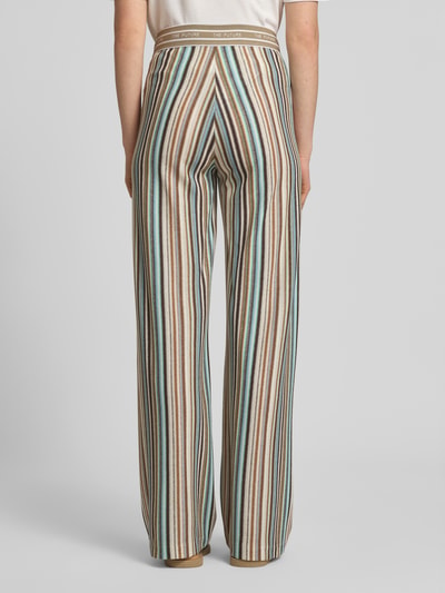 Frauenmodel trägt Straight Fit Stoffhose mit Viskose-Anteil Modell 'Allison' von Cambio im Modal-Mix, Streifenmuster, Strick-Optik, Ganzkörperansicht Rückansicht.