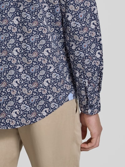 Männermodel trägt Regular Fit Freizeithemd mit Paisley-Muster und Kentkragen von Christian Berg Men, Baumwolle, Detailaufnahme Rückansicht.