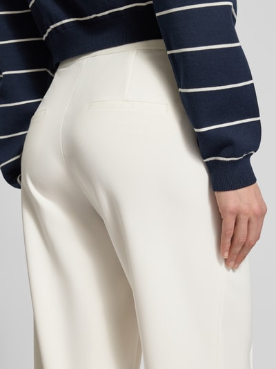 Frauenmodel trägt Straight Fit Stoffhose mit Ziernaht Modell 'Cameron' von Cambio in Weiß mit Gesäßtaschen und elastischem Bund, Detailaufnahme Rückansicht.