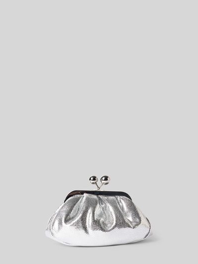 Produktfoto, silberfarbene Clutch aus echtem Kalbsleder Modell 'WKABRUNO' von Weekend Max Mara, Damen Clutch, strukturierte Oberfläche.