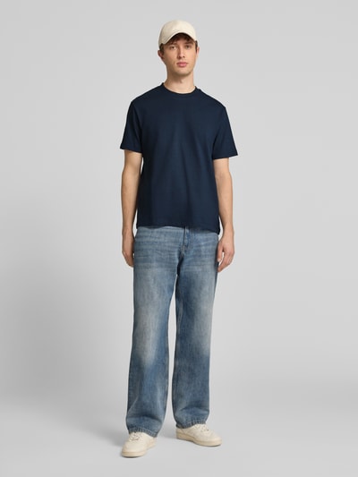 Männermodel trägt Relaxed Fit Oversized Shirt aus reiner Baumwolle von Marc O'Polo Denim in Optik: Unifarben, Ganzkörperansicht von vorne.
