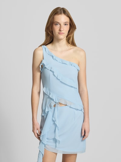 Kobiece model nosi Slim Fit Top mit Rüschenbesatz Modell 'Gabriele' von LeGer by Lena Gercke, krój slim fit, obszycie falbanami, krój na jedno ramię, asymetryczny krój, długość tyłu w rozmiarze 36: 56 cm, jasnoniebieski kolor, widok całej sylwetki od przodu.