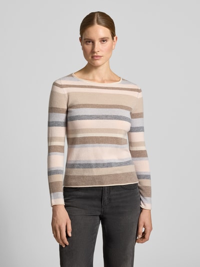Frauenmodel trägt Regular Fit Longsleeve aus reinem Kaschmir von Christian Berg Woman, Streifen in Beige, Grau, Rosa, Strick-Optik, Nahaufnahme Oberkörper