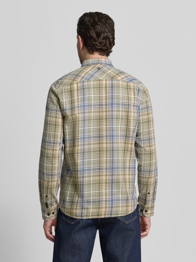 Männermodel trägt Regular Fit Freizeithemd mit Logo-Stitching von PME Legend, kariertes Muster in Beige und Blau, Rückenansicht, Langärmelig, Kentkragen, Reine Baumwolle, durchgängige Knopfleiste, Rückenlänge 67 cm, Schulterbreite 42 cm, Ärmellänge 67 cm. Ganzkörperansicht Rückansicht.