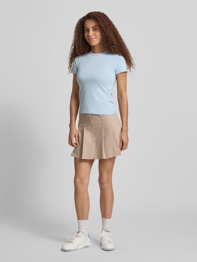 Frauenmodel trägt Damen T-Shirt mit Rundhalsausschnitt Modell 'GIGI' von JJXX in Hellblau, Baumwoll-Elasthan-Mix, Regular-Fit, Rückenlänge bei Größe S 52 cm, glatte Textur, Ganzkörperansicht von vorne.