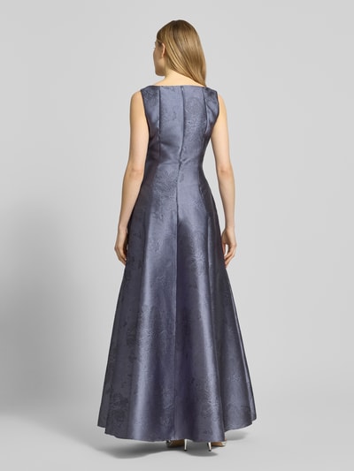 Modelka kobieca ma na sobie Regular Fit Abendkleid mit floralen Allover-Design od Swing, krój regular fit, linia a, taliowany, bez rękawów, dekolt w serek, zamek błyskawiczny, długość tyłu w rozmiarze 36: 134 cm, szerokość w rozmiarze 36: 45 cm, materiał z kwiatowym wzorem, odcienie szarości, gładka faktura, widok całej sylwetki z tyłu.