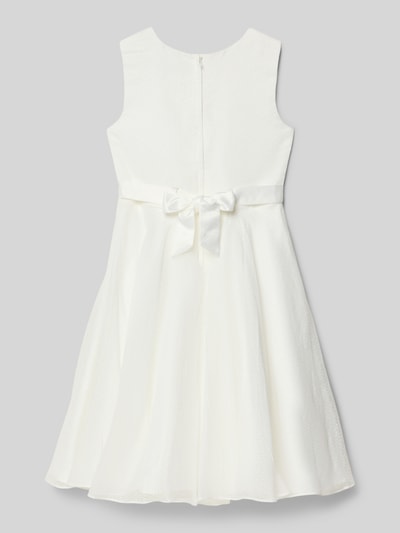 Mädchen trägt Kleid mit floraler Applikation von Happy Girls, weiß, A-Linie, Baumwoll-Mix, Taillenband, Rückenreißverschluss, Ganzkörperansicht Rückansicht.