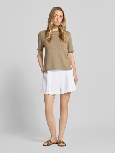 Frauenmodel trägt Shorts mit französischen Eingrifftaschen von ARMANI EXCHANGE in Weiß, ausgestellter Schnitt, Knopf-Reißverschluss, Ganzkörperansicht von vorne.
