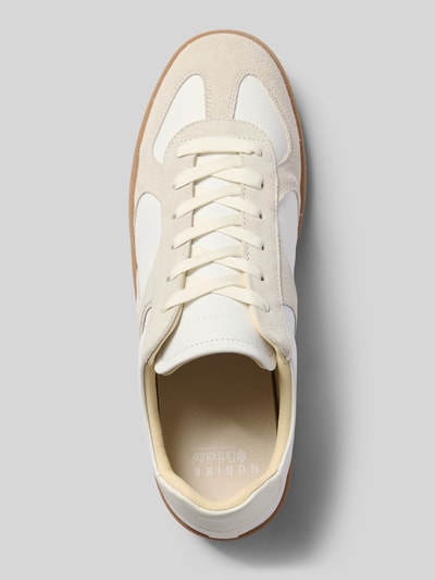 Produktfoto, Sneaker aus echtem Leder Modell 'Ray Rio' von Nubikk in Weiß und Beige mit abgerundeter Form, Logo-Detail, glatter und strukturierter Oberfläche, Kontext: Herren Sneaker aus Nubikk, Echtleder, Schafthöhe 8 cm, Schaftweite 10 cm, Absatzhöhe 3 cm.