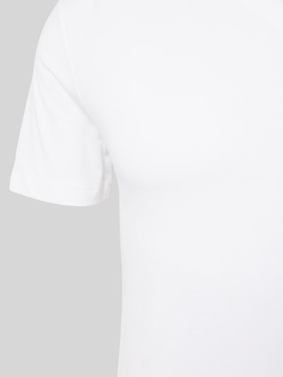 Männermodel trägt Slim Fit T-Shirt aus reiner Baumwolle im 3er-Pack von Polo Ralph Lauren Underwear, unifarben, Nahaufnahme Oberkörper.