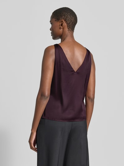 Vrouwenmodel draagt Blusentop mit V-Ausschnitt und Spitzenbesatz van comma, Materiaalmix met viscose, regular fit, ruglengte maat 36: 54 cm, Ganzkörperansicht Rückansicht.