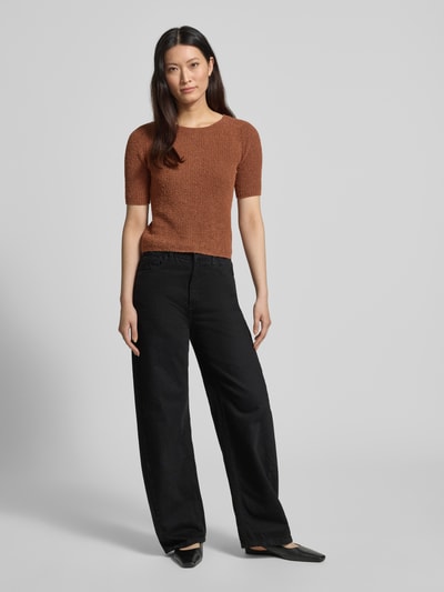 Frauenmodel trägt T-Shirt in Strick-Optik mit Rundhalsausschnitt von Rich & Royal, Braunton, Baumwoll-Mix, Straight Fit, Ganzkörperansicht von vorne.