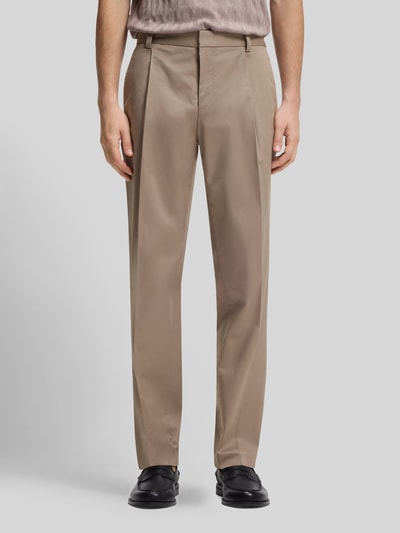 Männermodel trägt Slim Fit Bundfaltenhose aus Baumwoll-Mix Modell 'GENRICH' von HUGO, Optik: Unifarben, Ganzkörperansicht von vorne.