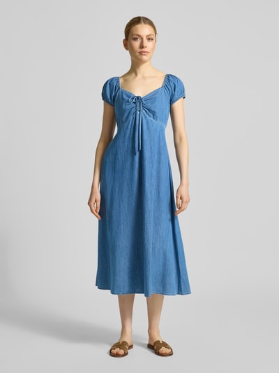 Vrouwenmodel draagt Midikleid mit Puffärmeln van GAP in blauw, getailleerde fit, hartvormige halslijn, ruches, pofmouwen, strikdetail, lengte achterkant maat S 102 cm, borstwijdte 40 cm, mouwlengte 12 cm, volledige lichaamsvoorzijde