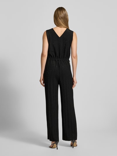 Vrouwenmodel draagt glanzende dames jumpsuit van materiaalmix met stretch, regular fit, V-hals, ZABAIONE model 'Li44ana', glanzende look, ruglengte 29 cm, borstwijdte 45 cm, totale lengte 150 cm, binnenbeenlengte 77 cm, ganzekörperaanzicht van achteren.