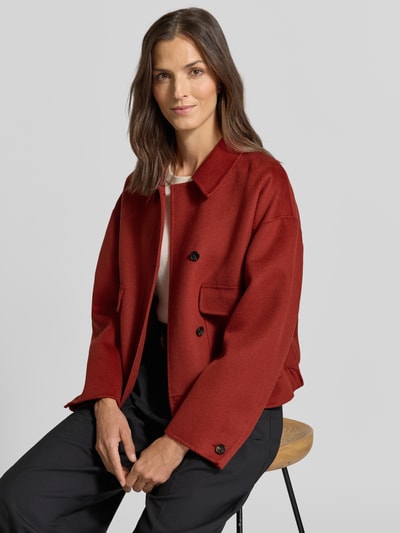 Vrouwenmodel draagt Jacke aus Schurwolle mit Pattentaschen van windsor. in rood, regular fit, platte kraag, klepzakken, knoopsluiting, zuivere scheerwol, ruglengte maat 36: 57 cm, schouderbreedte 60 cm, borstwijdte 58 cm, mouwlengte 53 cm, Nahaufnahme Oberkörper