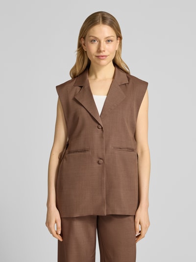 Vrouwenmodel draagt Regular Fit Blazer met Paspeltaschen van Little Mistress in bruin, mouwloos, reverskraag, knoopsluiting, productlengte 70 cm bij maat 36, frontale lichaamsopname.