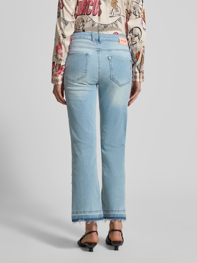 Männermodel trägt Flared Jeans mit 5-Pocket-Design von Milano Italy, jasnoniebieski denim, czysta bawełna, szerokość w rozmiarze 36: 38 cm, długość nogawki wewnętrznej 72 cm, krój flared cut, widok całej sylwetki od tyłu