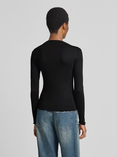 Männermodel trägt schwarzes Slim Fit Langarmshirt aus Modal-Baumwoll-Mix Modell 'Soninchen' von OPUS, Damen Langarmshirt, Ganzkörperansicht Rückansicht.