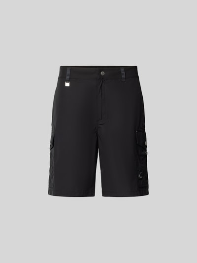 Produktfoto, Regular Fit Shorts mit Cargo-Taschen von Moose Knuckles in Schwarz mit Cargo-Taschen, Eingrifftaschen, Gesäßtasche, Logo-Detail, Knopf-Reißverschluss, glatte Textur