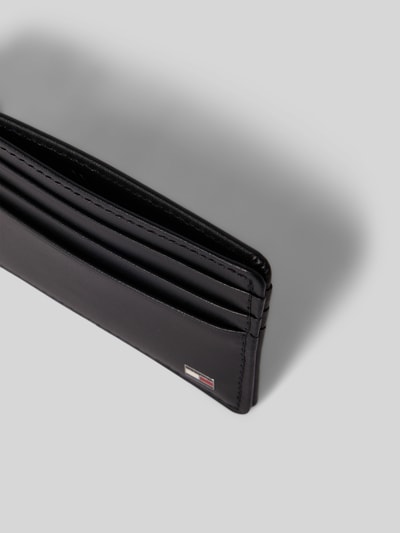 Produktfoto, Kaartetui uit echt leer van Tommy Hilfiger, zeven vakken voor pasjes, logo-applicatie en reliëflogo, hoogte: 7 cm, breedte: 10 cm, diepte: 0,5 cm, zwart met glad oppervlak.