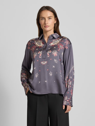 Kobiece model prezentuje Blusenshirt mit kurzer Knopfleiste von Marc Cain, wiskozowy, luźny krój, szara kolorystyka, widok z przodu, zbliżenie górnej części ciała.